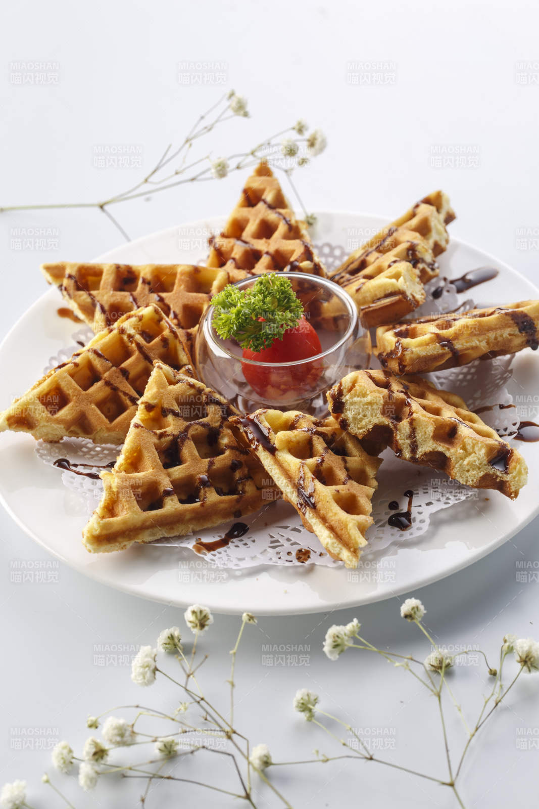 精美餐具装的蓝莓酱烤松饼图片