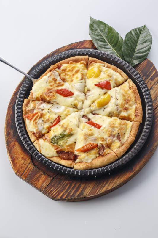 精美餐具装的手工现烤西式披萨图片