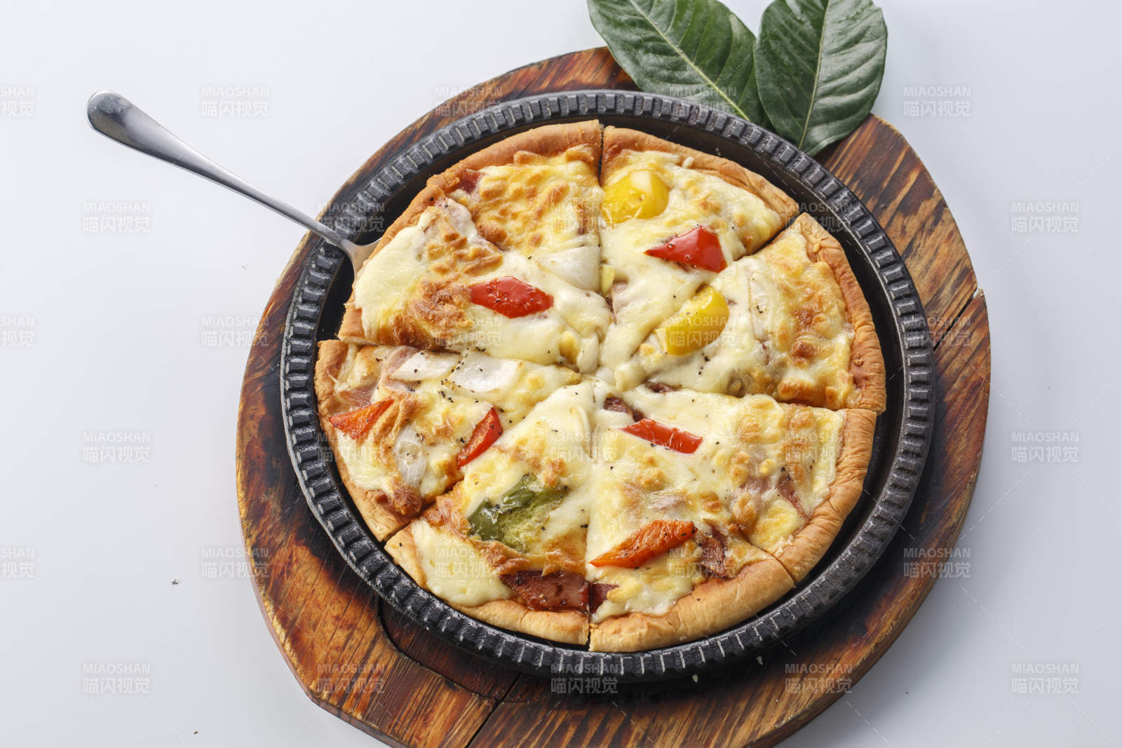 精美餐具装的手工现烤西式披萨图片