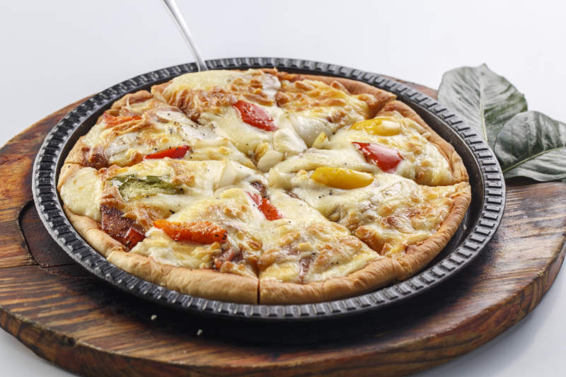 精美餐具装的手工现烤西式披萨图片