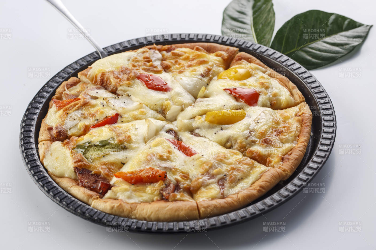 精美餐具装的手工现烤西式披萨图片