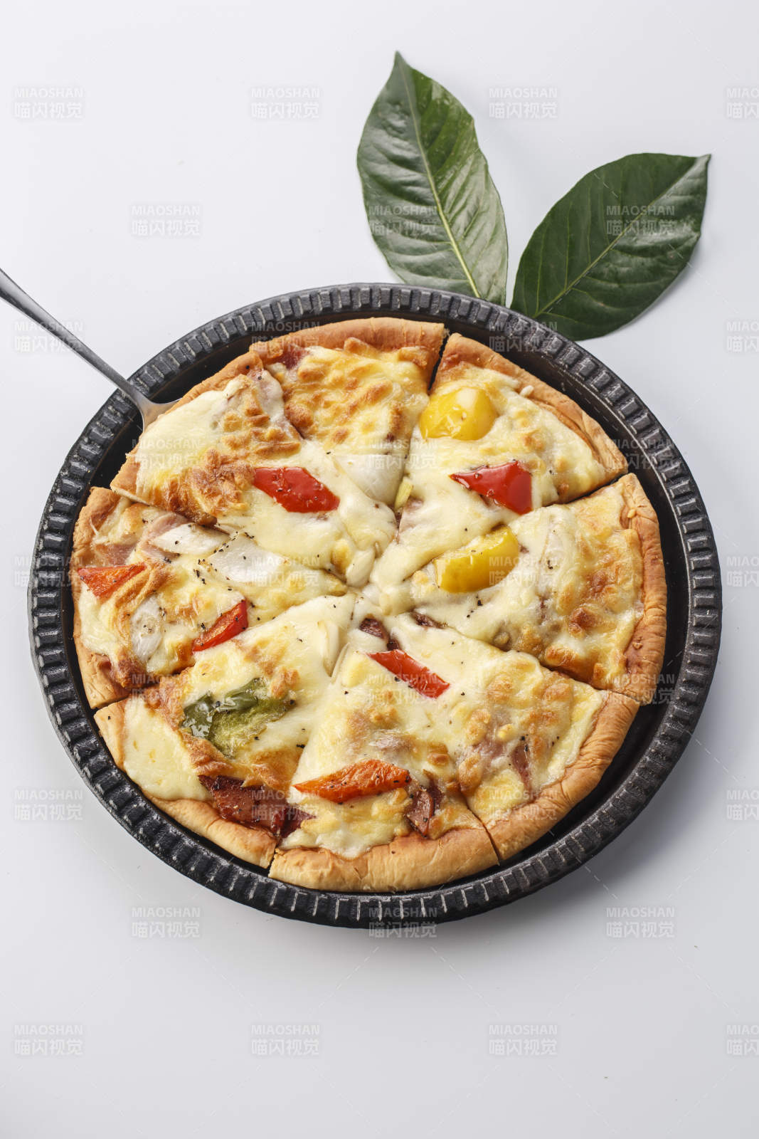 精美餐具装的手工现烤西式披萨图片