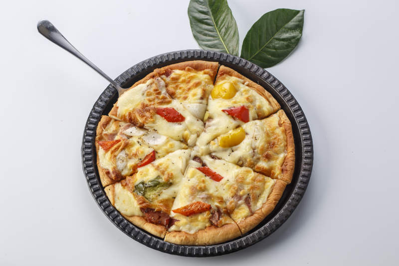 精美餐具装的手工现烤西式披萨图片