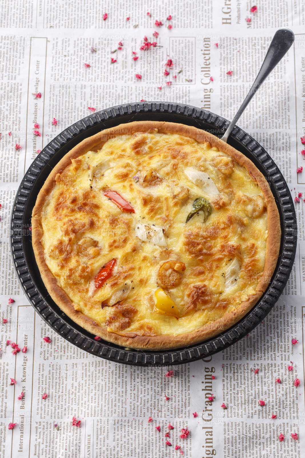 精美餐具装的手工现烤西式披萨图片