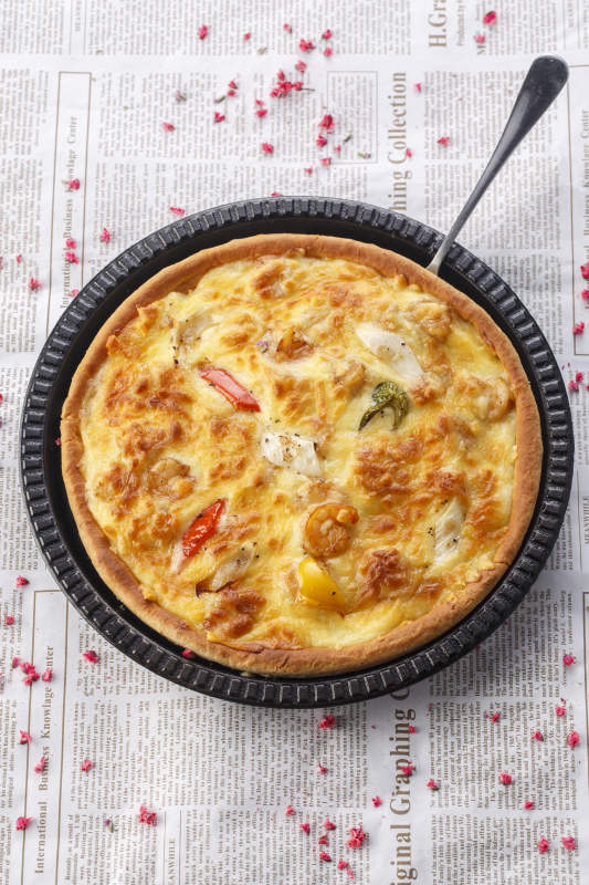 精美餐具装的手工现烤西式披萨图片