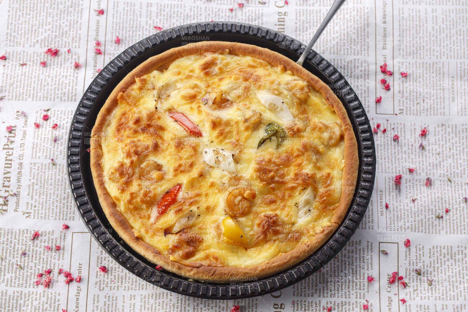 精美餐具装的手工现烤西式披萨图片