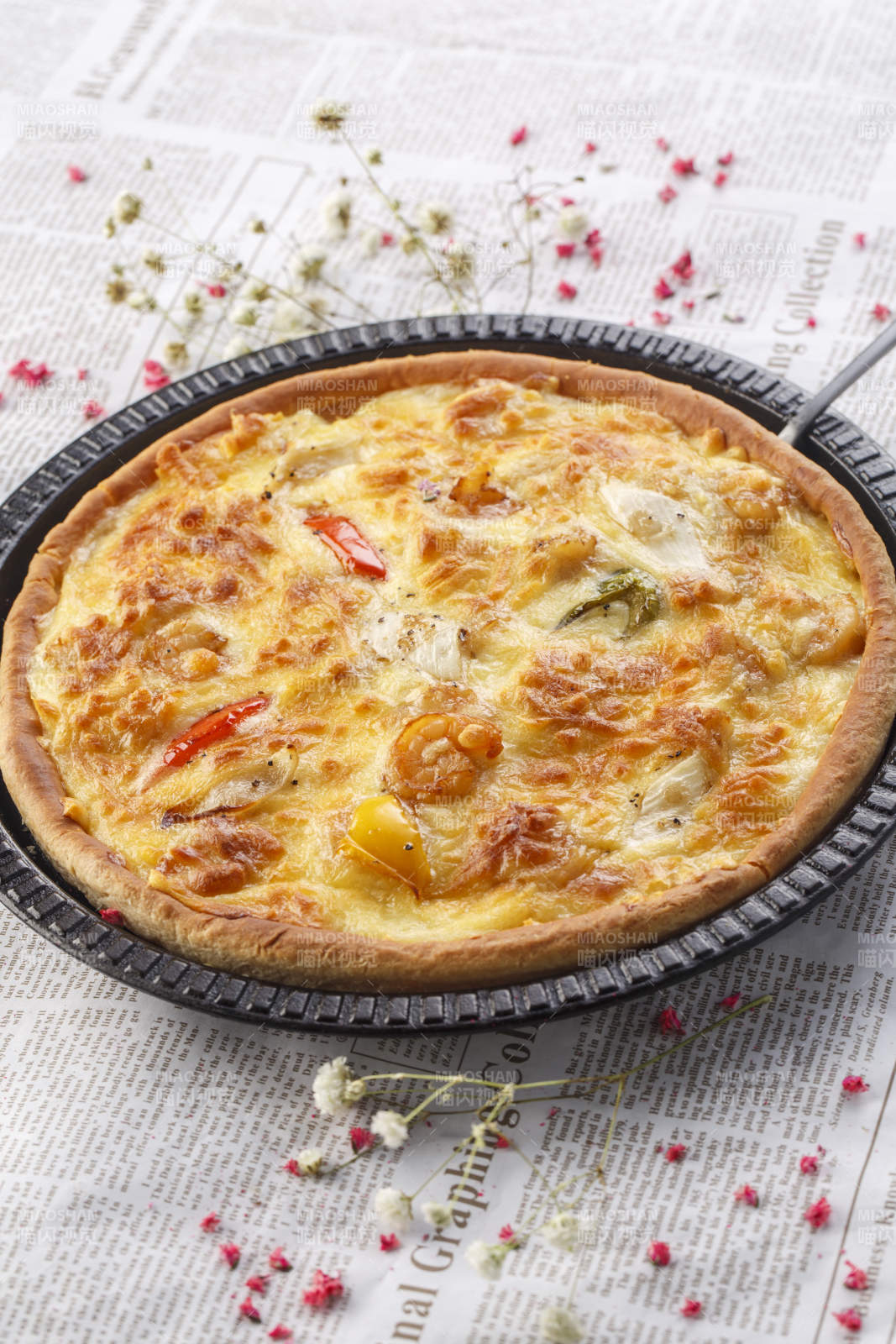 精美餐具装的手工现烤西式披萨图片