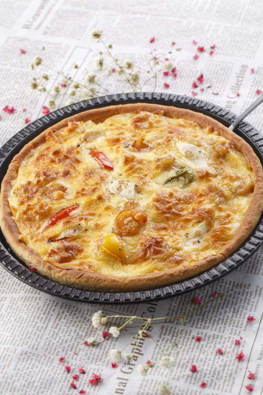 精美餐具装的手工现烤西式披萨图片