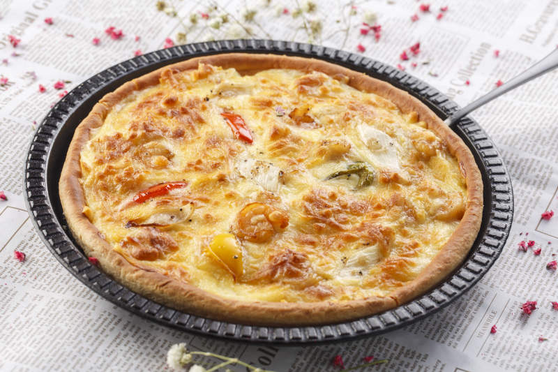 精美餐具装的手工现烤西式披萨图片