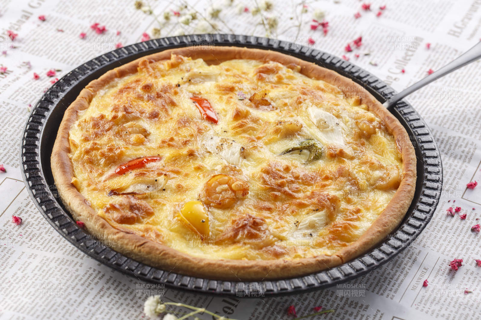 精美餐具装的手工现烤西式披萨图片