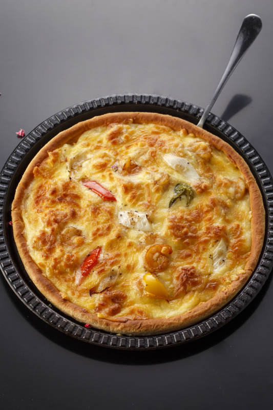 精美餐具装的手工现烤西式披萨图片