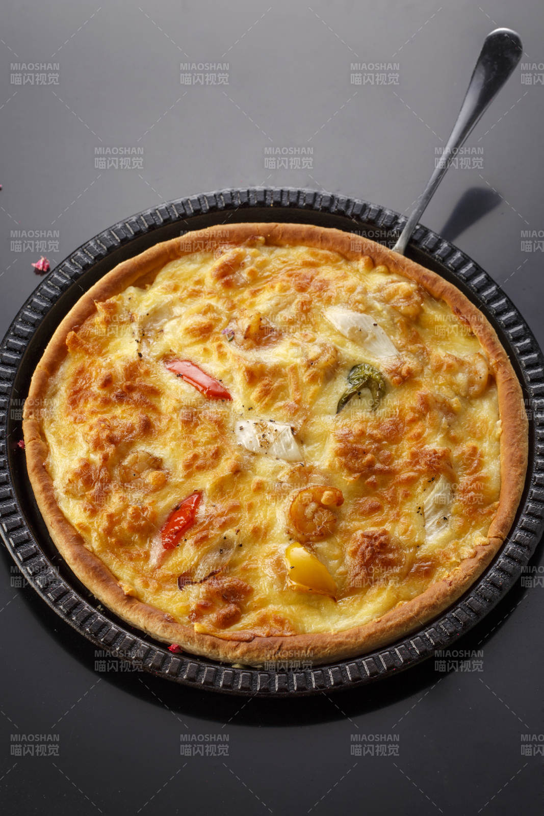 精美餐具装的手工现烤西式披萨图片