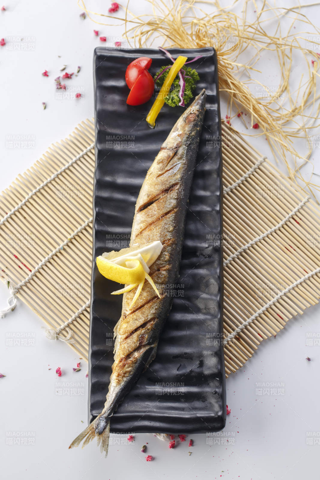 精美餐具装的日式铁板椒盐秋刀鱼图片