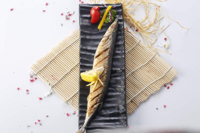 精美餐具装的日式铁板椒盐秋刀鱼图片