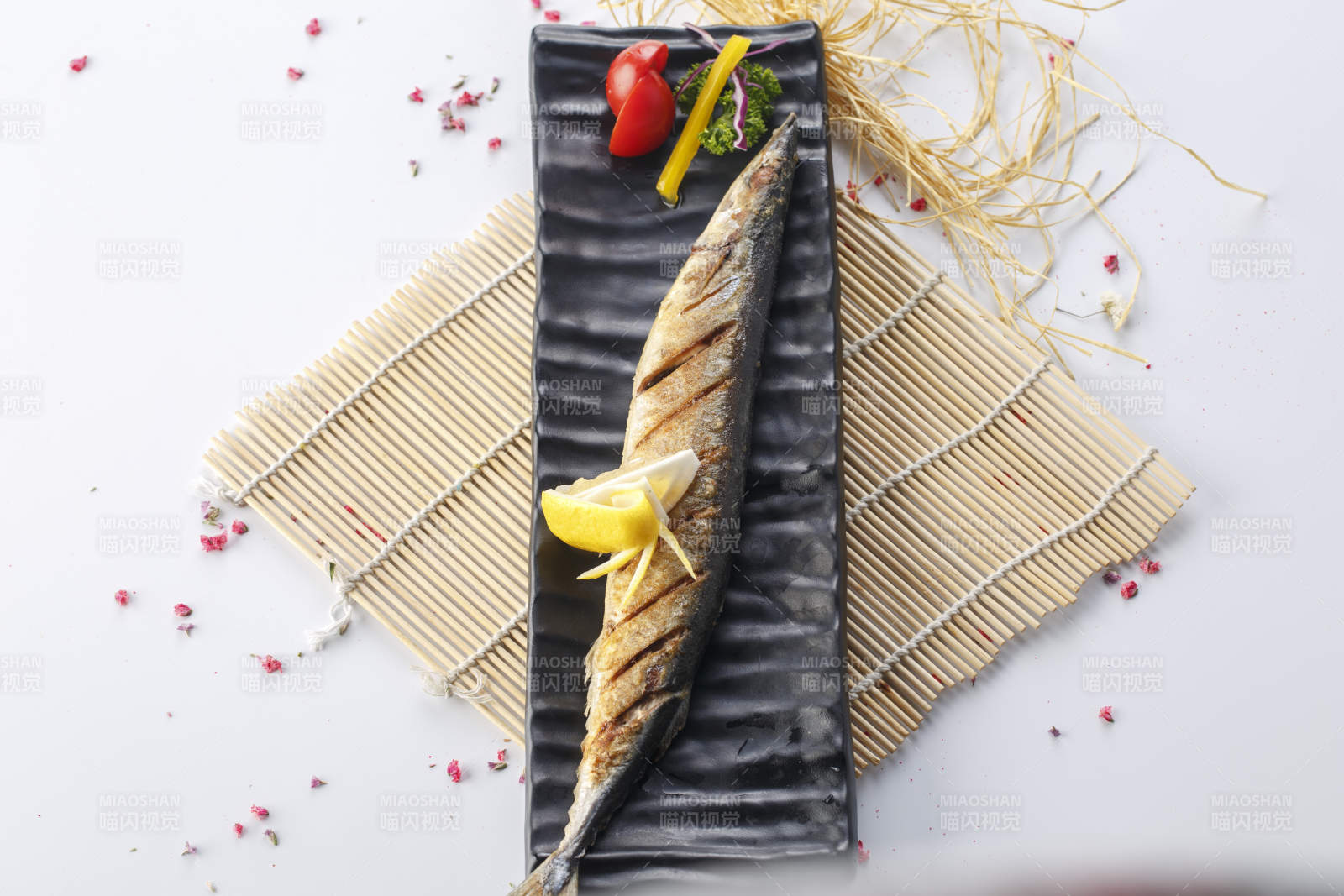 精美餐具装的日式铁板椒盐秋刀鱼图片