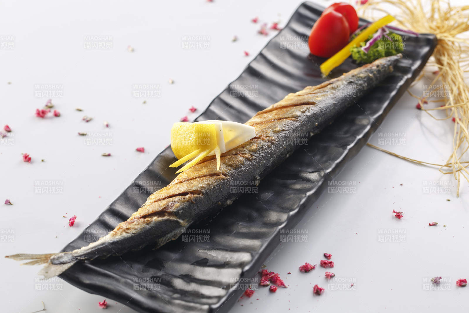 精美餐具装的日式铁板椒盐秋刀鱼图片