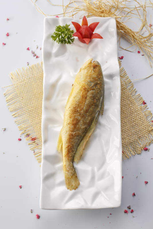 精美餐具装的法式铁板黄花鱼图片