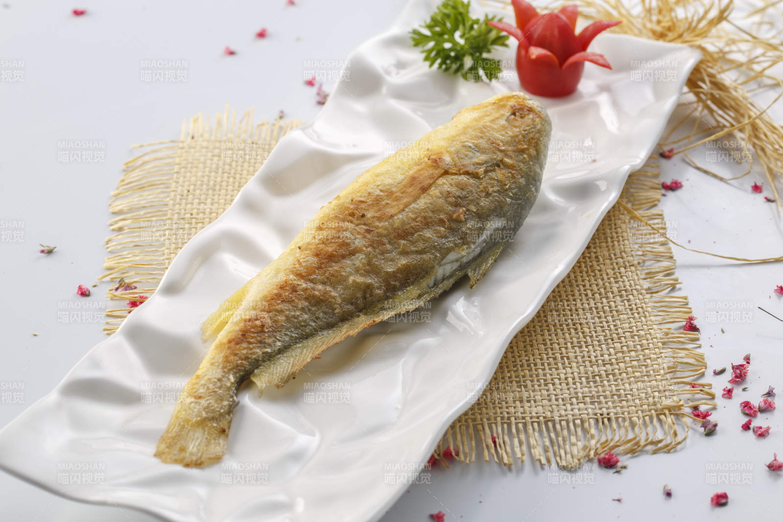 精美餐具装的法式铁板黄花鱼图片