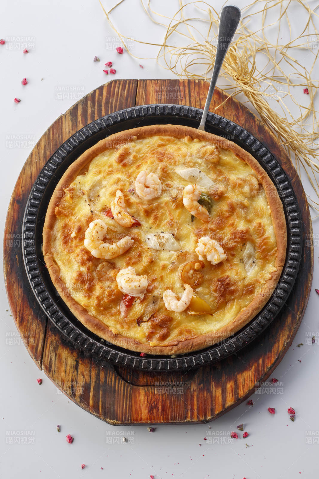 精美餐具装的手工现烤西式披萨图片