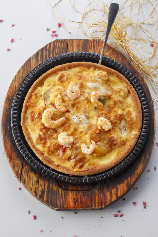 精美餐具装的手工现烤西式披萨图片