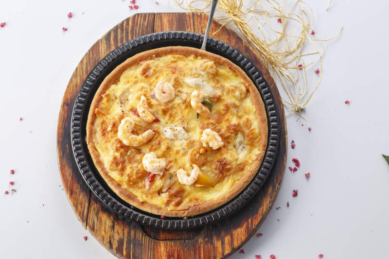 精美餐具装的手工现烤西式披萨图片