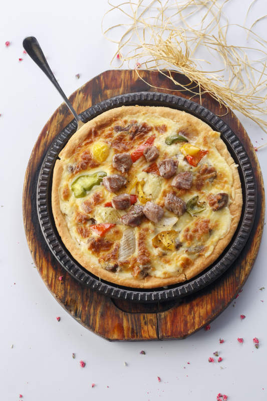 精美餐具装的手工现烤西式披萨图片