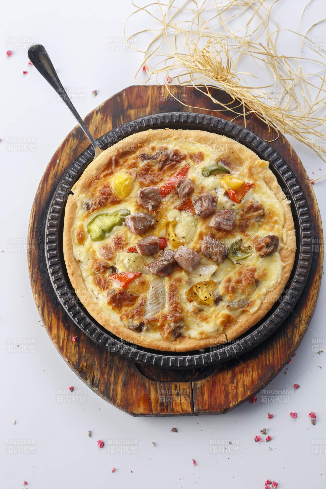 精美餐具装的手工现烤西式披萨图片