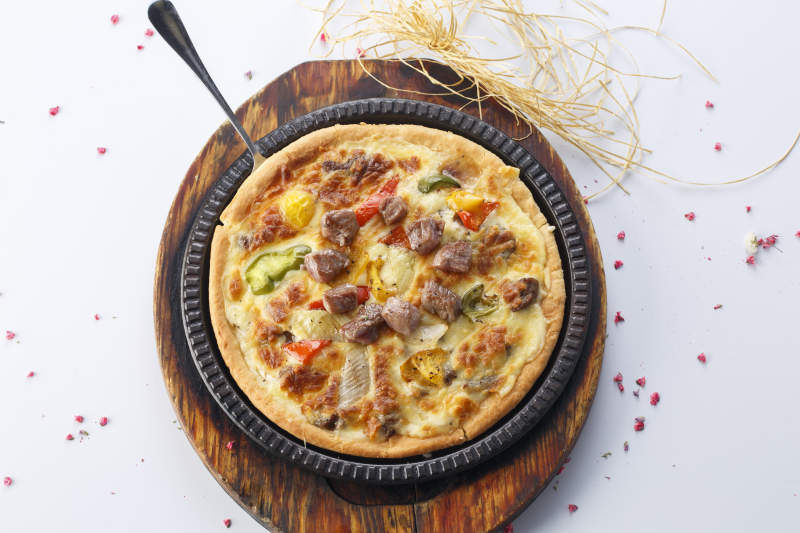 精美餐具装的手工现烤西式披萨图片