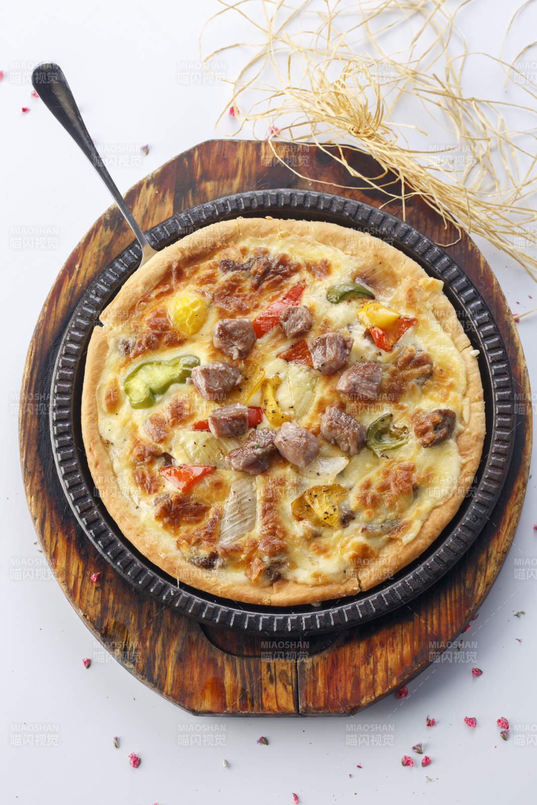 精美餐具装的手工现烤西式披萨图片