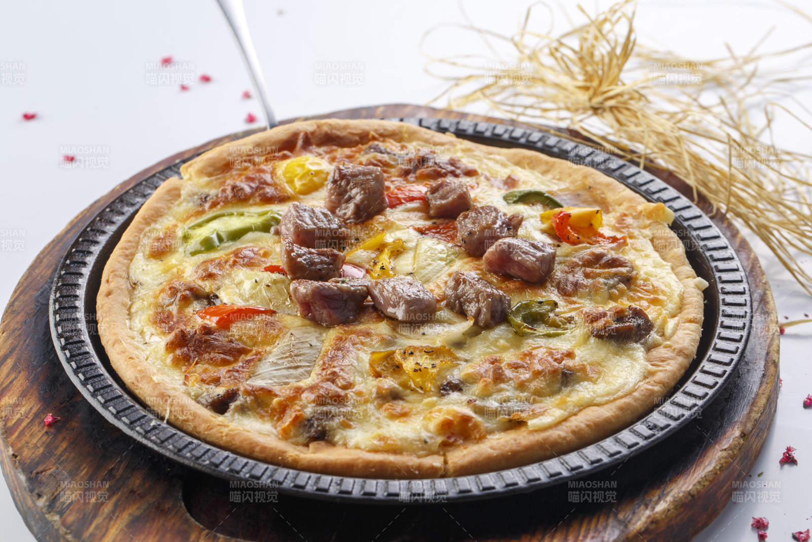 精美餐具装的手工现烤西式披萨图片