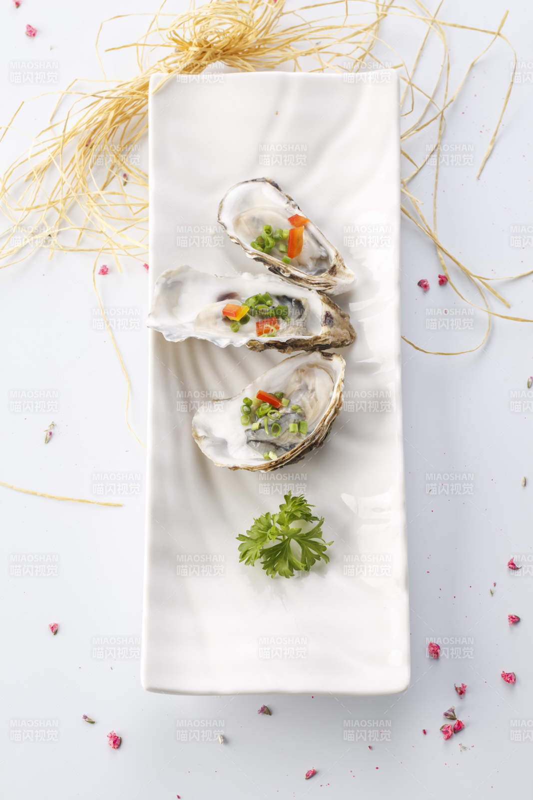 精美餐具装的铁板香煎带壳生蚝图片