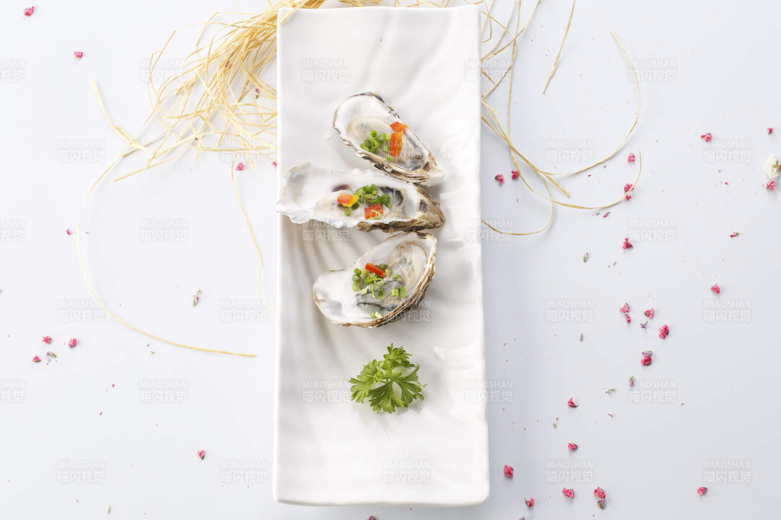 精美餐具装的铁板香煎带壳生蚝图片