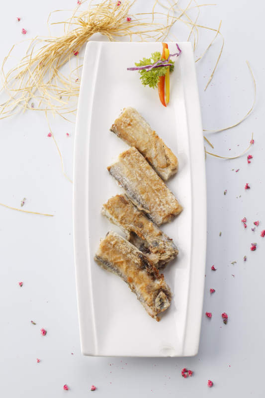 精美餐具装的法式铁板椒盐带鱼段图片