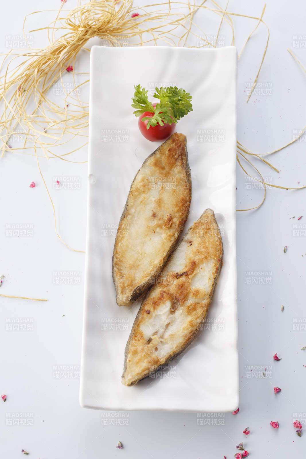 精美餐具装的法式香煎扁鳕鱼片图片