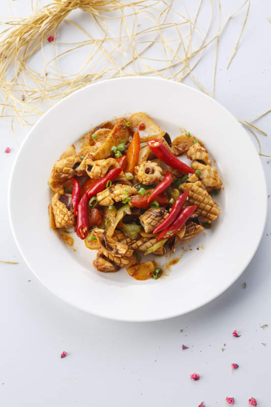 精美餐具装的法式铁板辣炒鱿鱼片图片