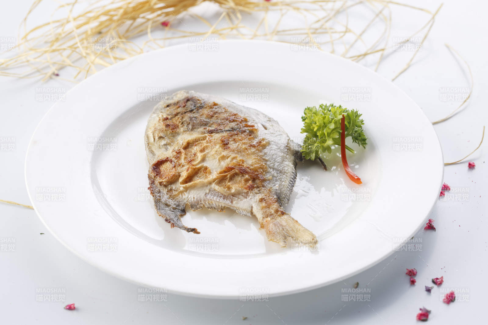 白色瓷盘装的法式铁板银鲳鱼图片