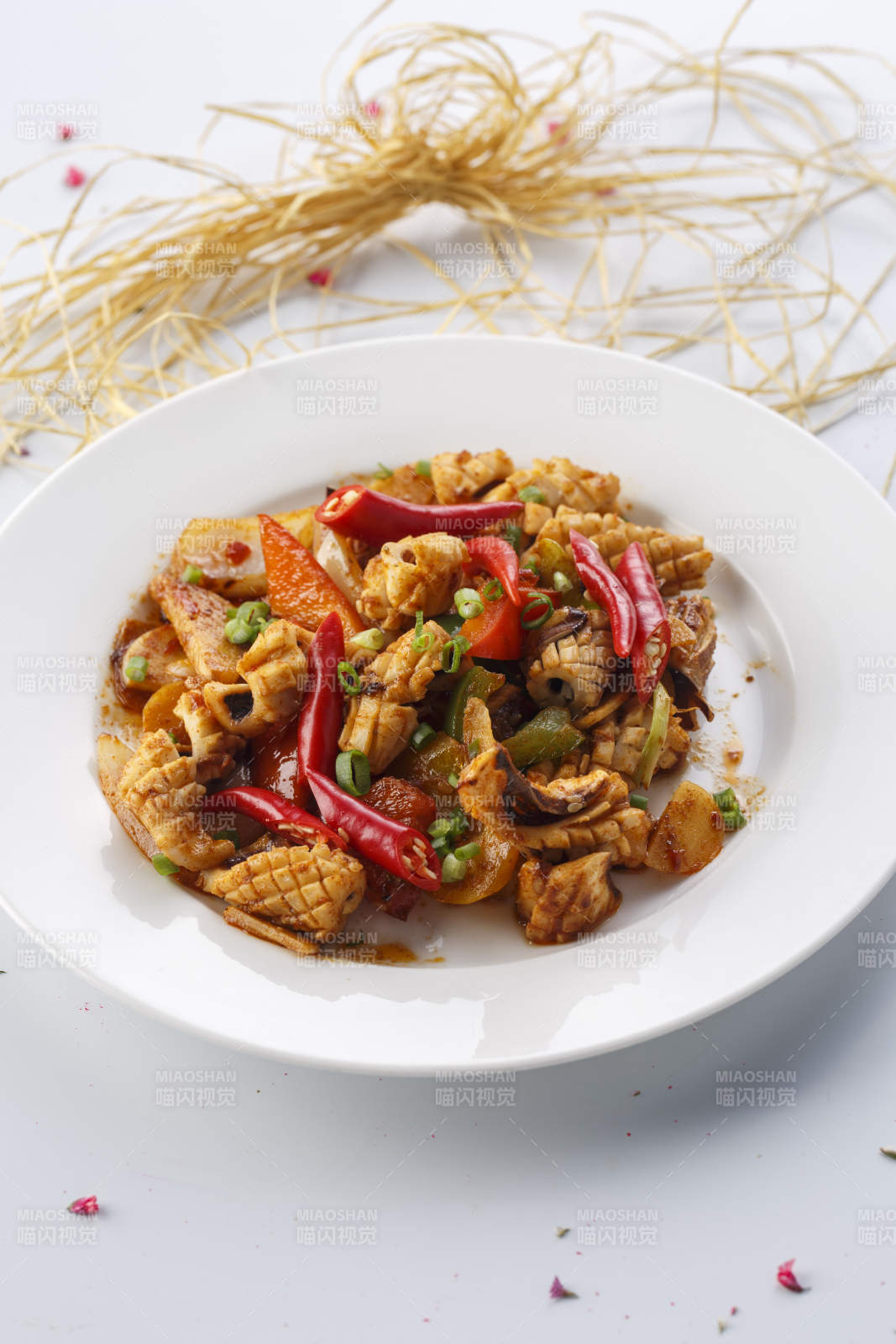 精美餐具装的法式铁板辣炒鱿鱼片图片