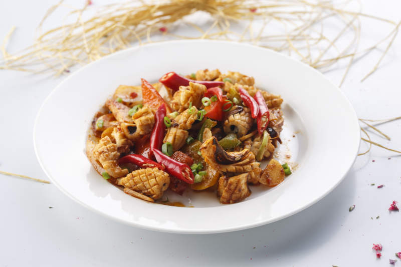 精美餐具装的法式铁板辣炒鱿鱼片图片