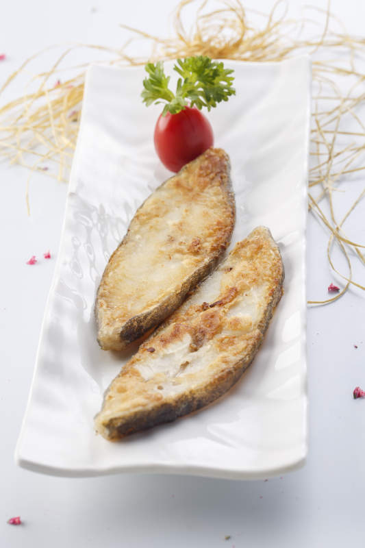 精美餐具装的法式香煎扁鳕鱼片图片