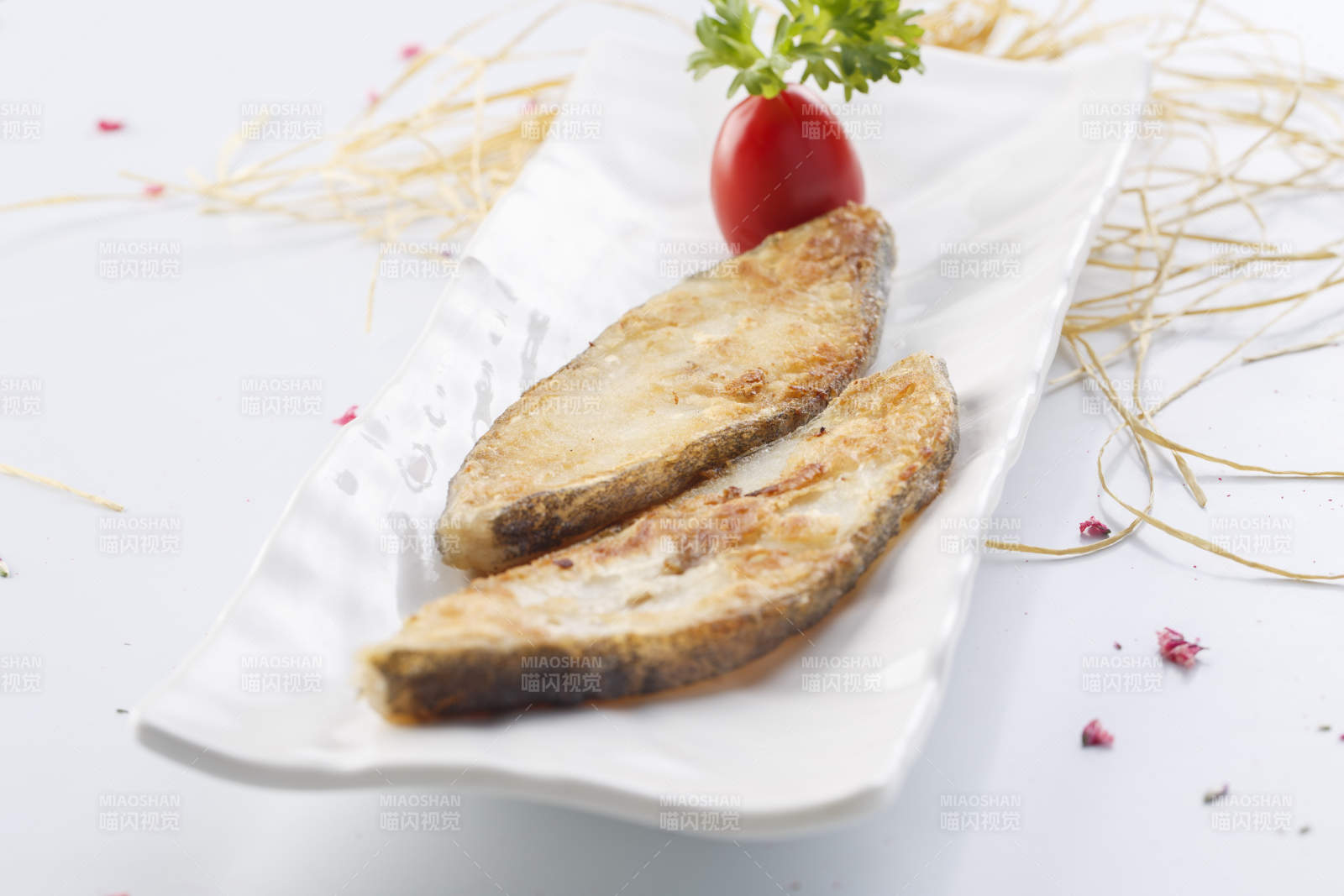 精美餐具装的法式香煎扁鳕鱼片图片