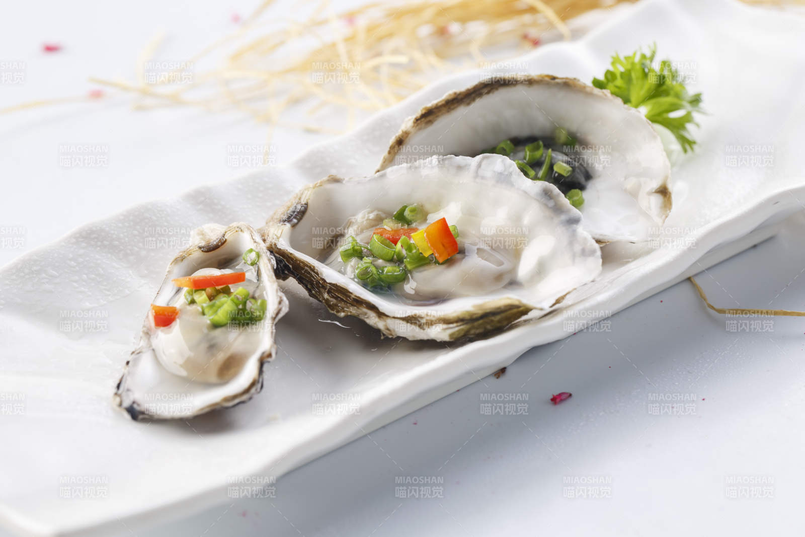 精美餐具装的铁板香煎带壳生蚝图片