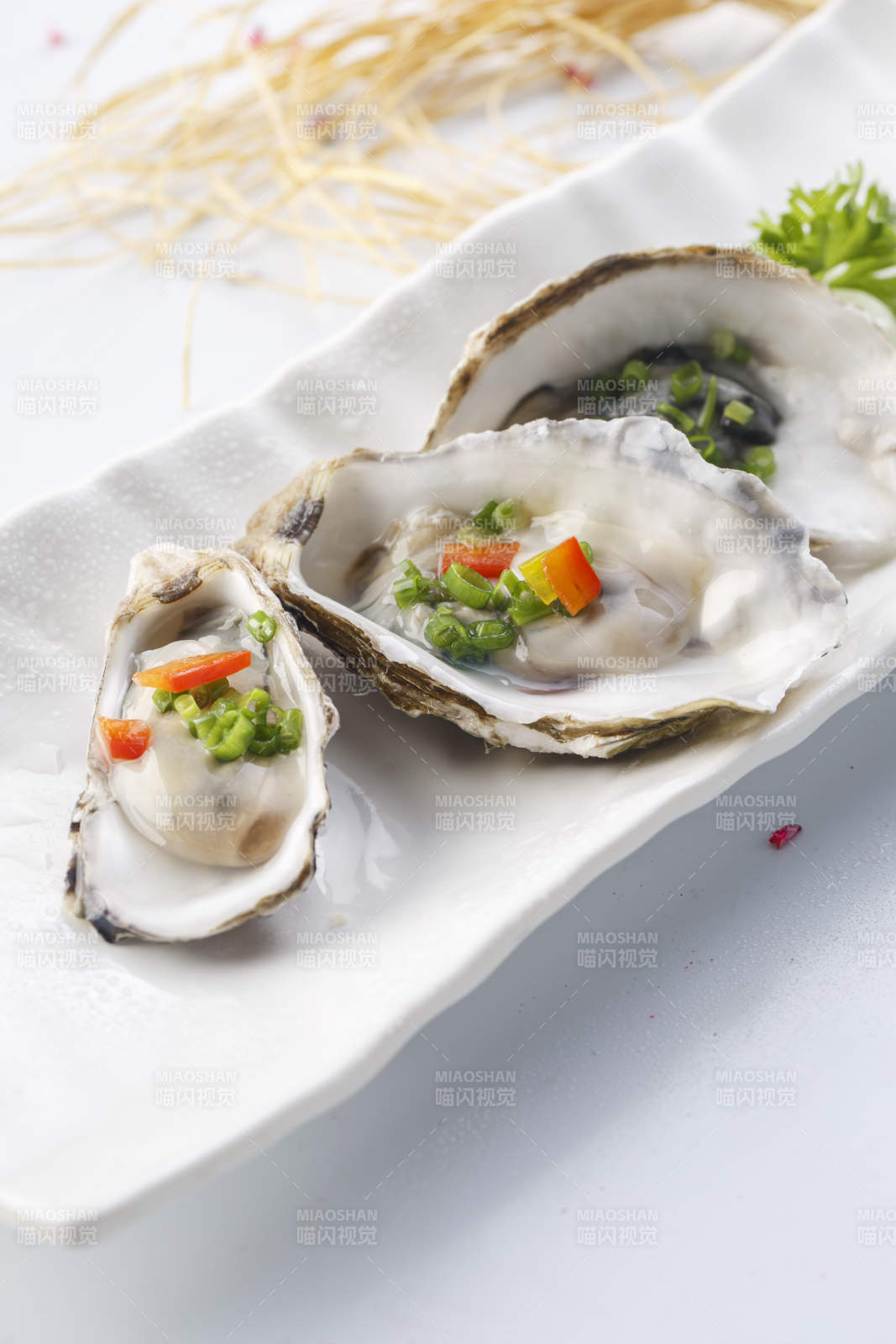 精美餐具装的铁板香煎带壳生蚝图片