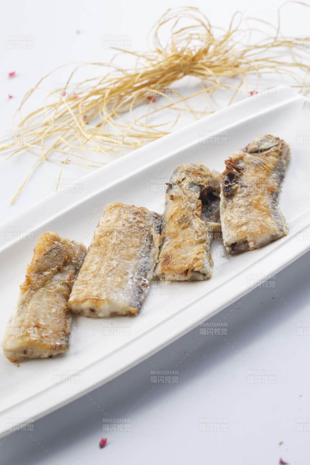 精美餐具装的法式铁板椒盐带鱼段图片