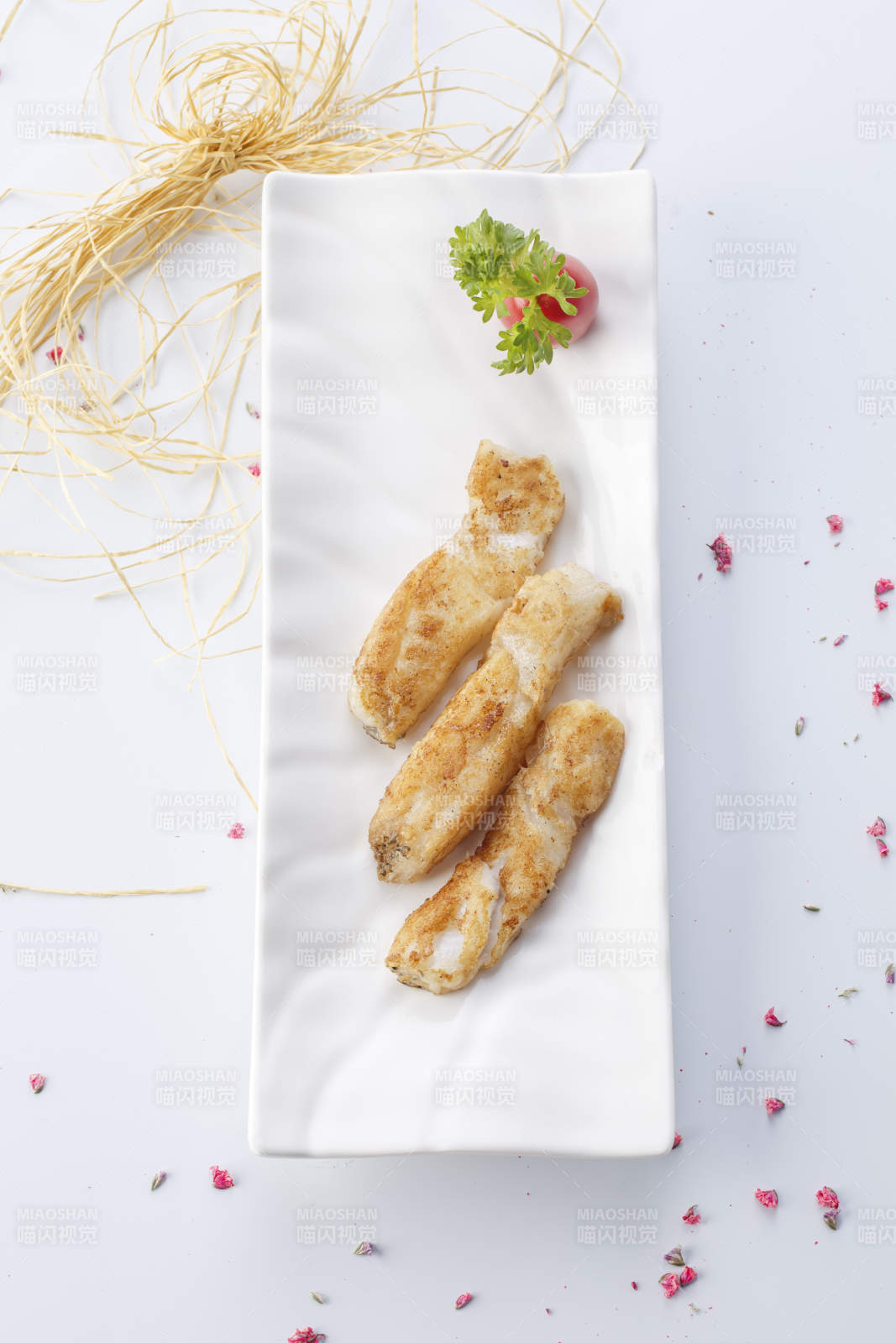 精美餐具装的法式铁板椒盐俄罗斯鳕鱼块图片