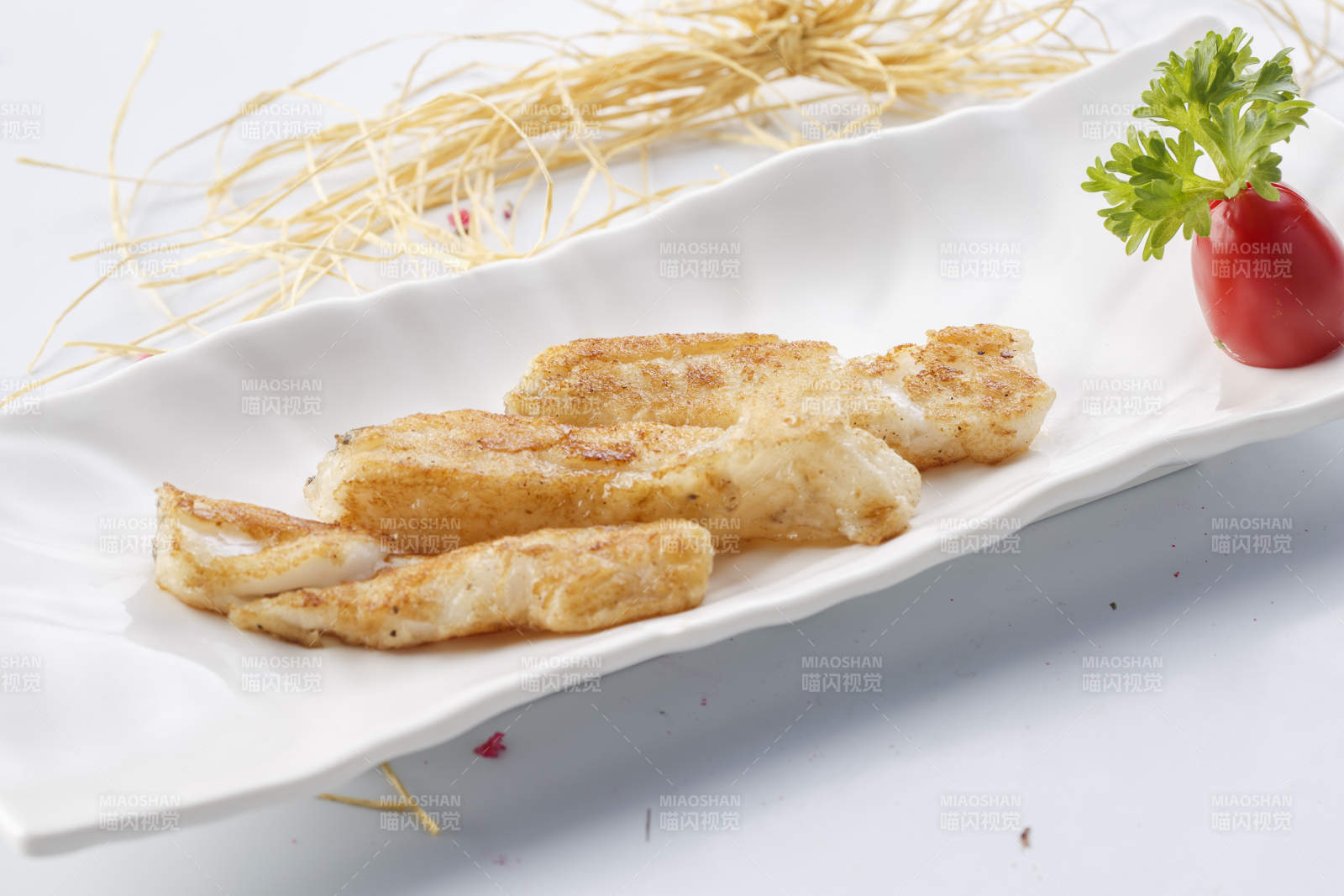 精美餐具装的法式铁板椒盐俄罗斯鳕鱼块图片