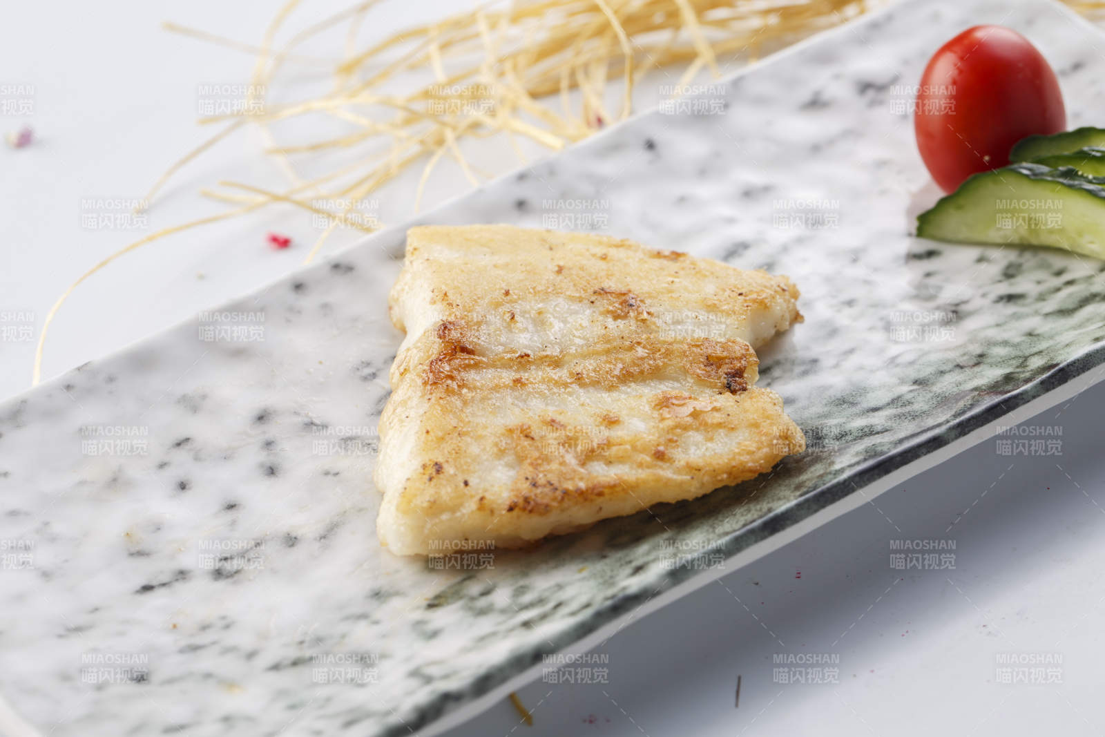 精美餐具装的法式铁板椒盐石板鱼块图片