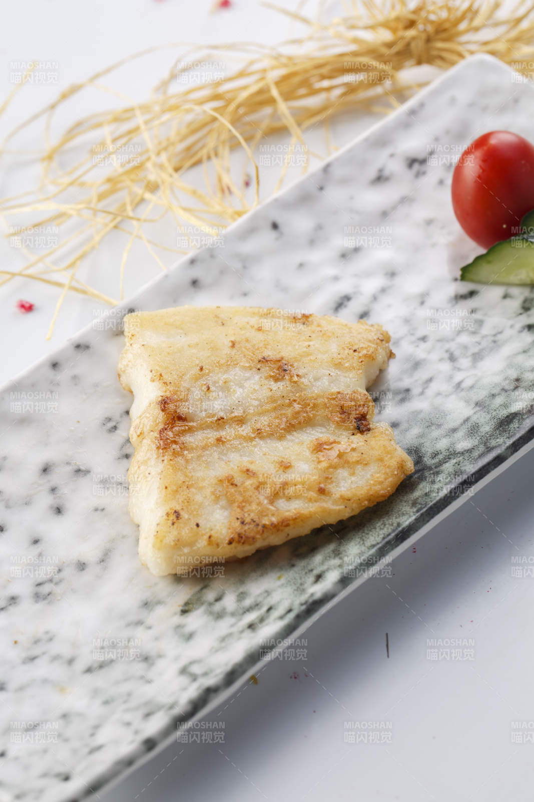 精美餐具装的法式铁板椒盐石板鱼块图片