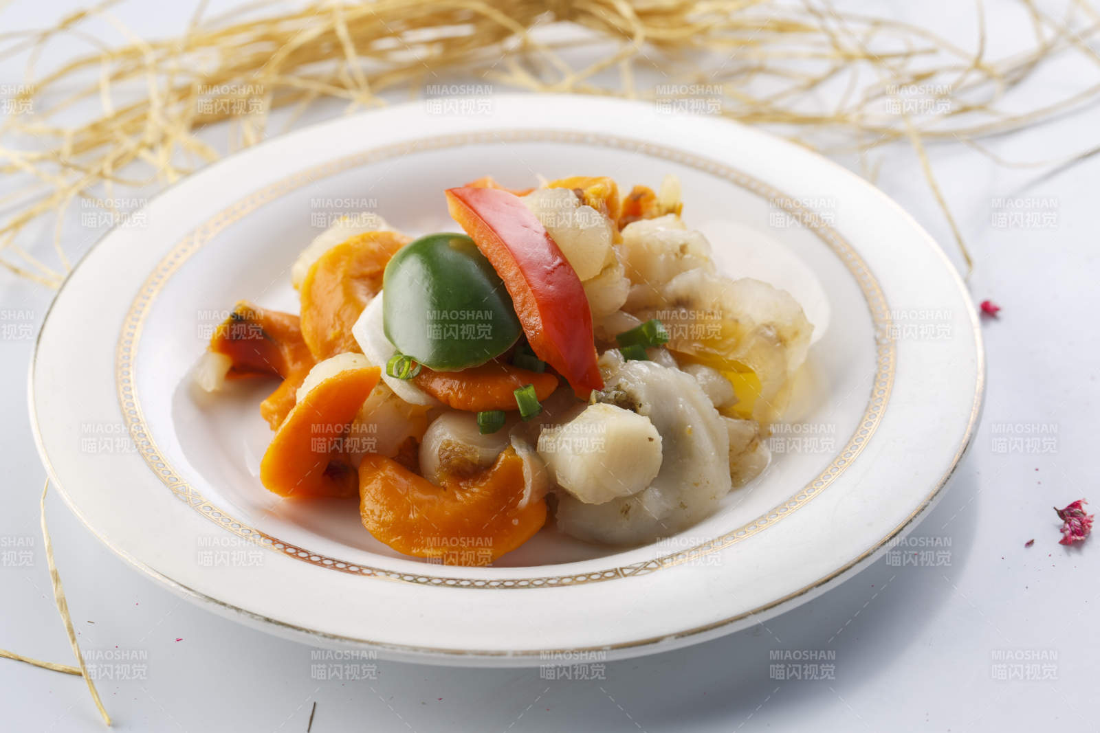 精美餐具装的法式铁板彩椒香辣扇贝肉图片