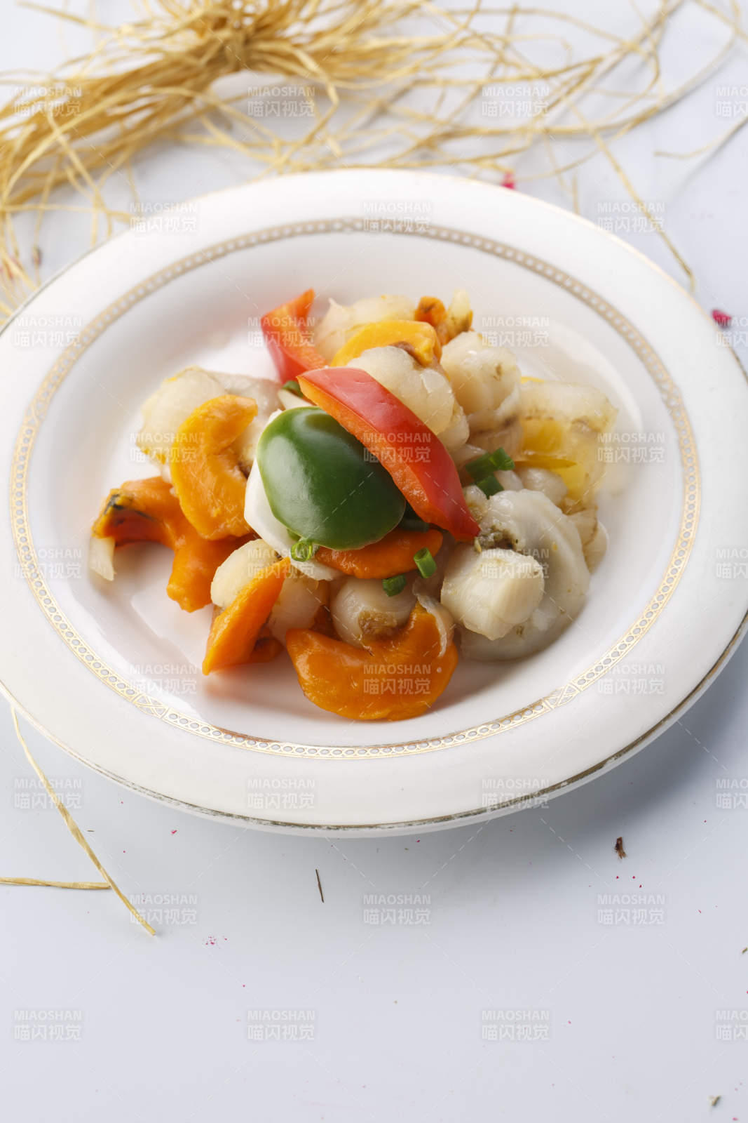 精美餐具装的法式铁板彩椒香辣扇贝肉图片