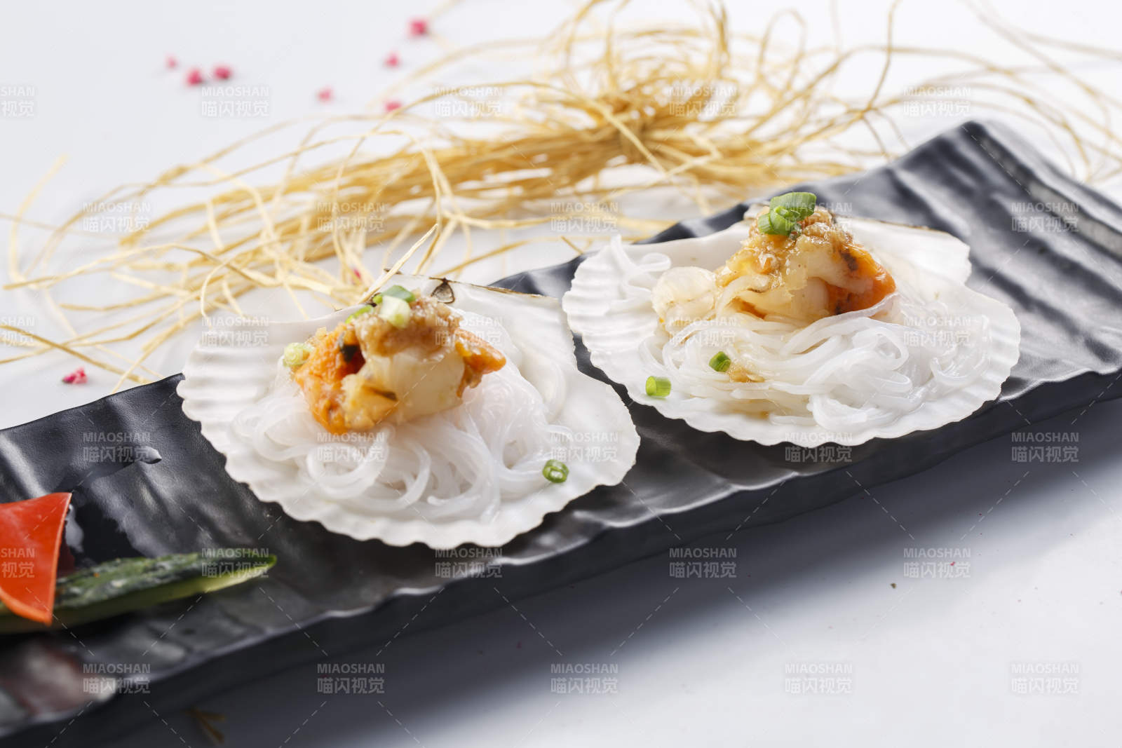 精美餐具装的铁板蒜蓉粉丝扇贝图片